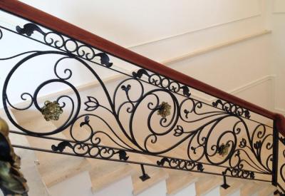 Làm cầu thang sắt uốn tại Hóc Môn
